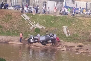 Idoso perde controle de carro e capota às margens do rio Piracicaba em Nova Era
