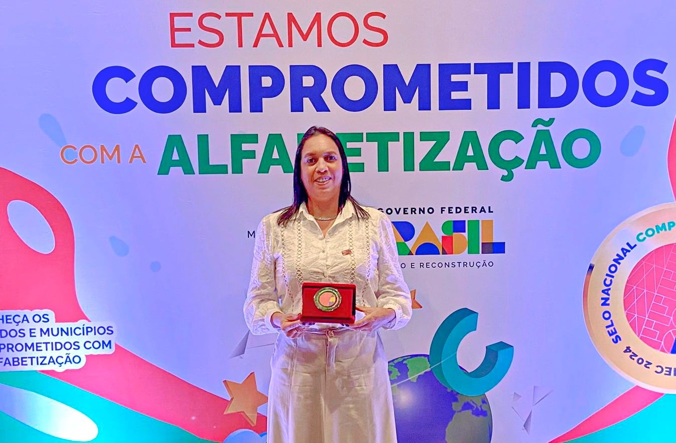Educação em alta! Santa Bárbara recebe Selo Ouro Nacional de Alfabetização em Brasília