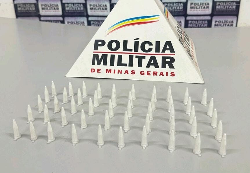 Indivíduos dispensam 50 pinos de cocaína durante fuga no bairro Madre Maria de Jesus 