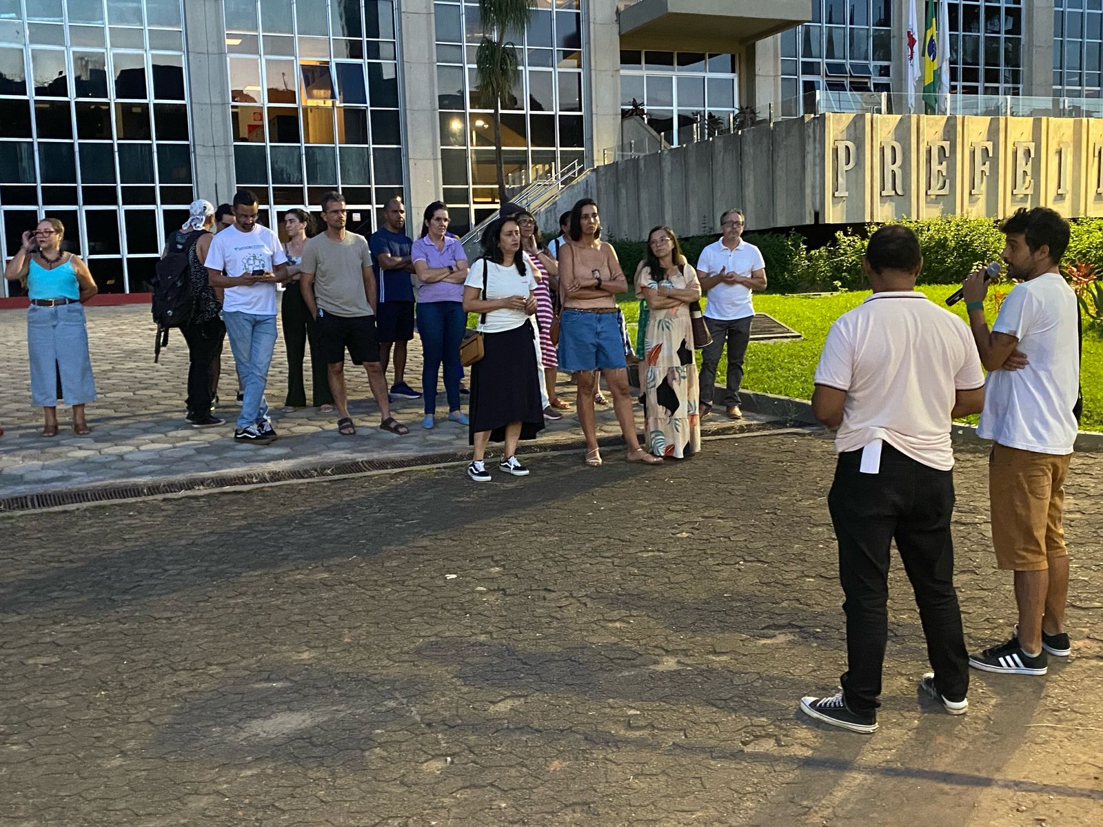 Nova regra para horas extraclasse divide opiniões: professores de Itabira formam comissão para negociar ajustes