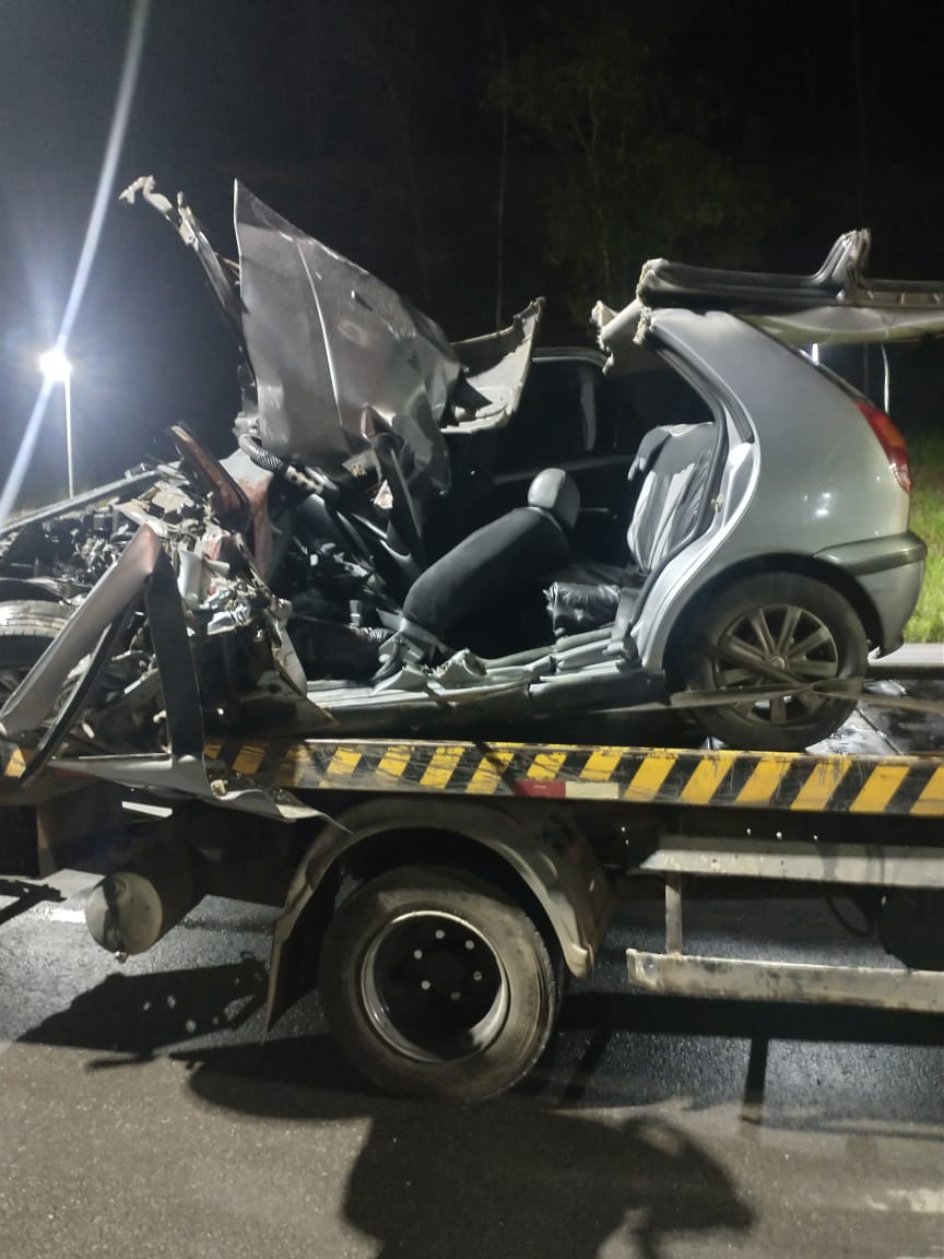 Colisão entre carro e carreta na BR-381 deixa três feridos em João Monlevade