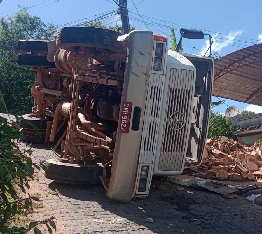 Caminhão carregado com entulho tomba em travessa do bairro Madre Maria de Jesus