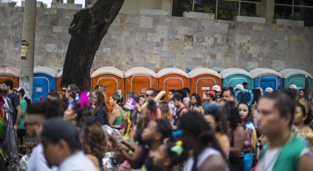 Carnaval de BH: Prefeitura promete mais de 13 mil banheiros químicos na capital