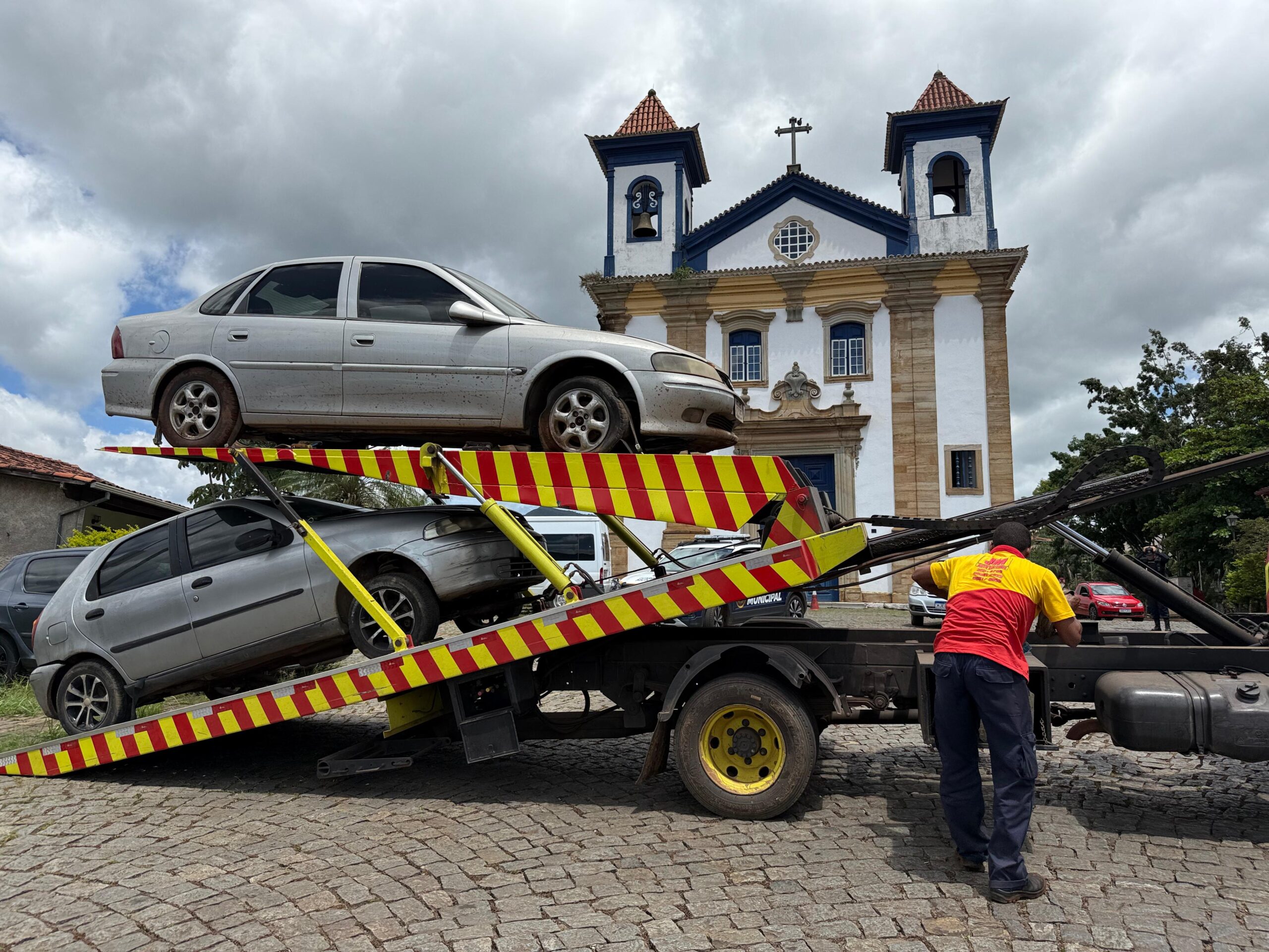 Prefeitura de Mariana remove veículos abandonados em vias públicas