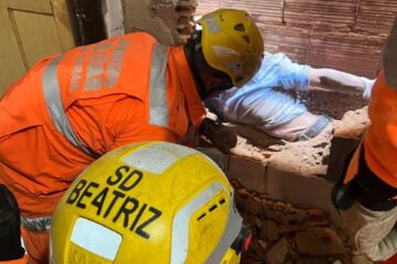 Contagem: bombeiros quebram parede para resgatar idoso