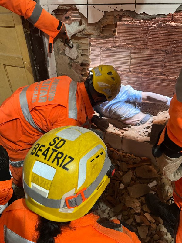 Contagem: bombeiros quebram parede para resgatar idoso