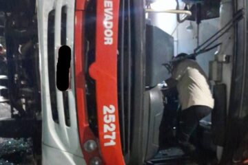 Ônibus com 20 passageiros tomba na MG-030, em Nova Lima