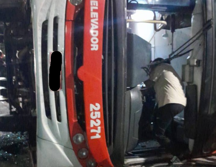 Ônibus com 20 passageiros tomba na MG-030, em Nova Lima
