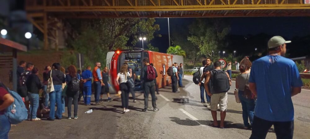 Ônibus com 20 passageiros tomba na MG-030, em Nova Lima