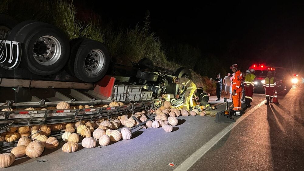 Caminhão carregado com abóboras capota na BR-116 e deixa uma vítima fatal