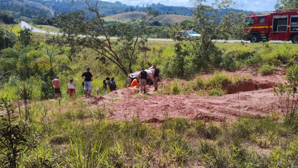 Motorista fica preso às ferragens após capotamento na BR-494