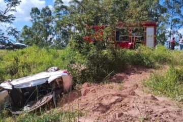Motorista fica preso às ferragens após capotamento na BR-494
