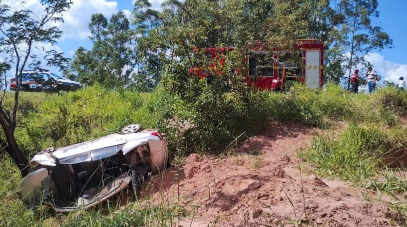 Motorista fica preso às ferragens após capotamento na BR-494