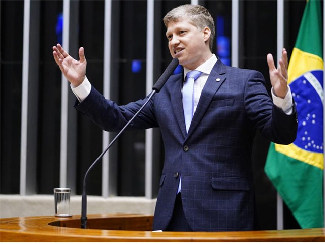 Deputado Marcel Van Hattem chama Lula e Moraes de “cruéis e covardes” e STF de “Organização Criminosa”