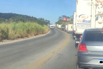 BR-381: uma pessoa fica ferida em colisão entre ônibus, carreta e caminhão