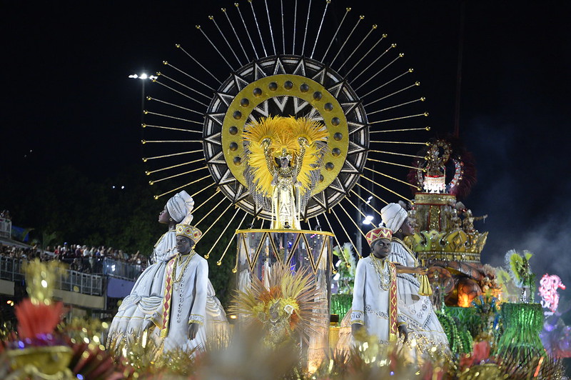 Água, fogo e fumaça marcam 1º dia de desfiles das escolas de samba do grupo especial