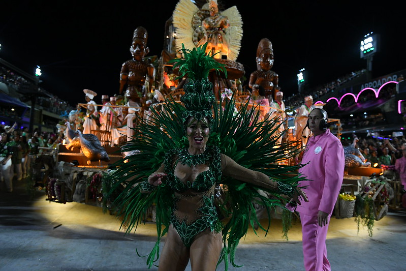 Água, fogo e fumaça marcam 1º dia de desfiles das escolas de samba do grupo especial