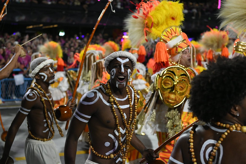 Água, fogo e fumaça marcam 1º dia de desfiles das escolas de samba do grupo especial