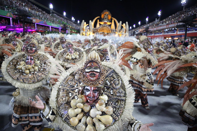 Água, fogo e fumaça marcam 1º dia de desfiles das escolas de samba do grupo especial