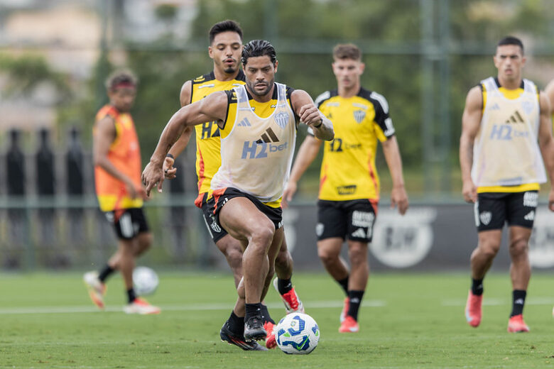 Hulk e Júnior Santos aprimoram parte física, mas são dúvidas para estreia do Atlético-MG