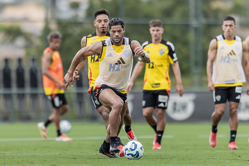 Hulk e Júnior Santos aprimoram parte física, mas são dúvidas para estreia do Atlético-MG