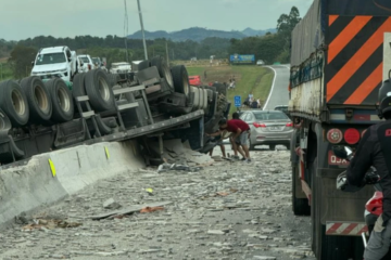 Tombamento de caminhão interdita pista da BR-381 em Estiva