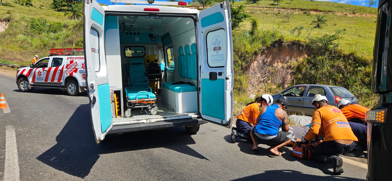 BR-381: caminhão de pipoca tomba, ferindo motorista