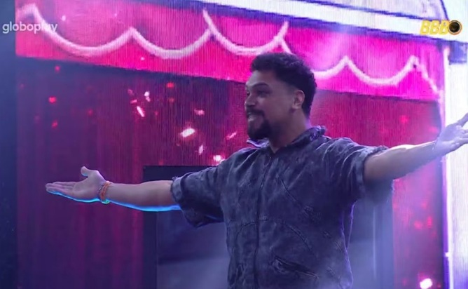 “BBB 25”: Vinícius cumpre desafio do Barrado no Baile em 2 horas, chora e dedica prova a Aline