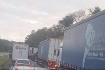BR-381: colisão entre carretas bloqueia rodovia Fernão Dias, em Perdões