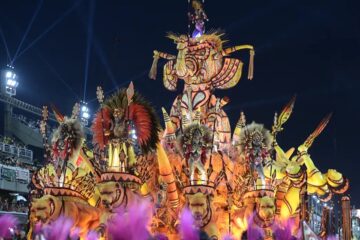 Água, fogo e fumaça marcam 1º dia de desfiles das escolas de samba do grupo especial
