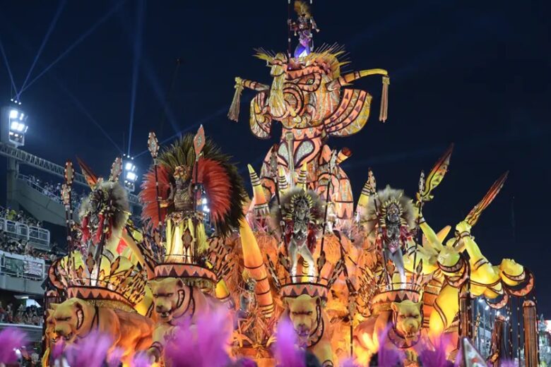 Água, fogo e fumaça marcam 1º dia de desfiles das escolas de samba do grupo especial