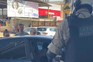 Policiais militares resgatam bebê preso dentro de carro em João Monlevade