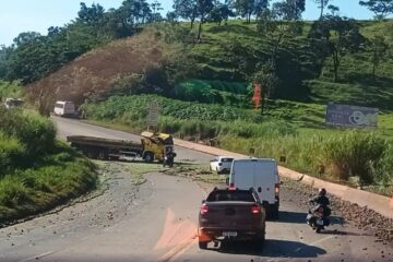 Caminhão carregado com laranjas capota e bloqueia BR-040 em Pires