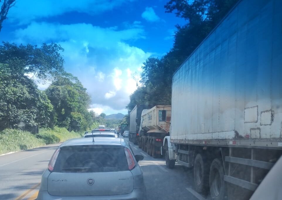Carnaval 2025: retorno da folia provoca congestionamentos nas BR-381, BR-040 e outras rodovias