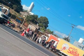 Colisão entre caminhão e moto deixa dois feridos e causa congestionamento na BR-040