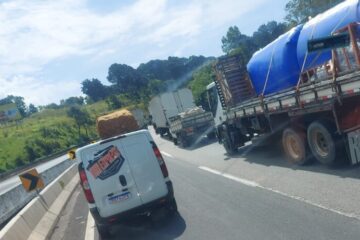 BR-381: acidente entre carreta e micro-ônibus interdita trecho da Fernão Dias e causa congestionamento