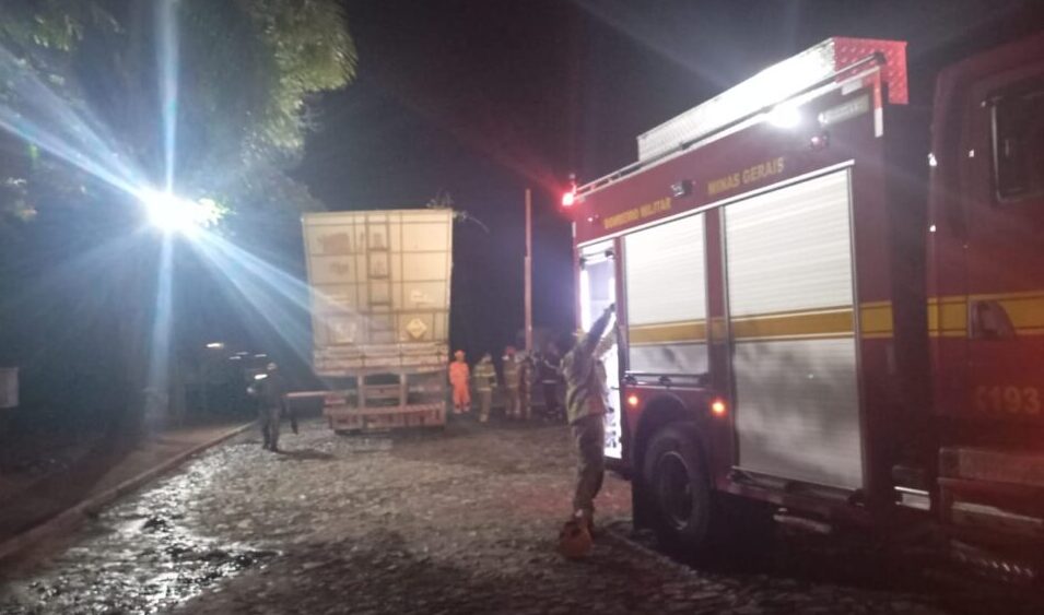 Caminhão carregado de carvão pega fogo na BR-381, em Nova Era