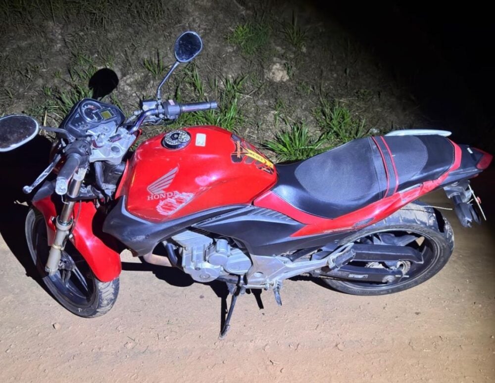 Motociclista sofre acidente após colidir com galho na pista em Itabira