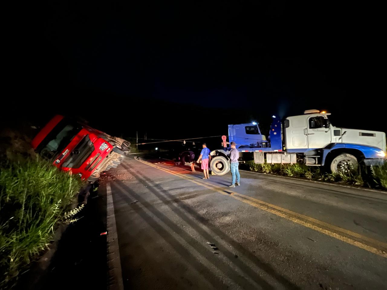 Destombamento de carreta interdita dois sentidos da pista na estrada do Forninho