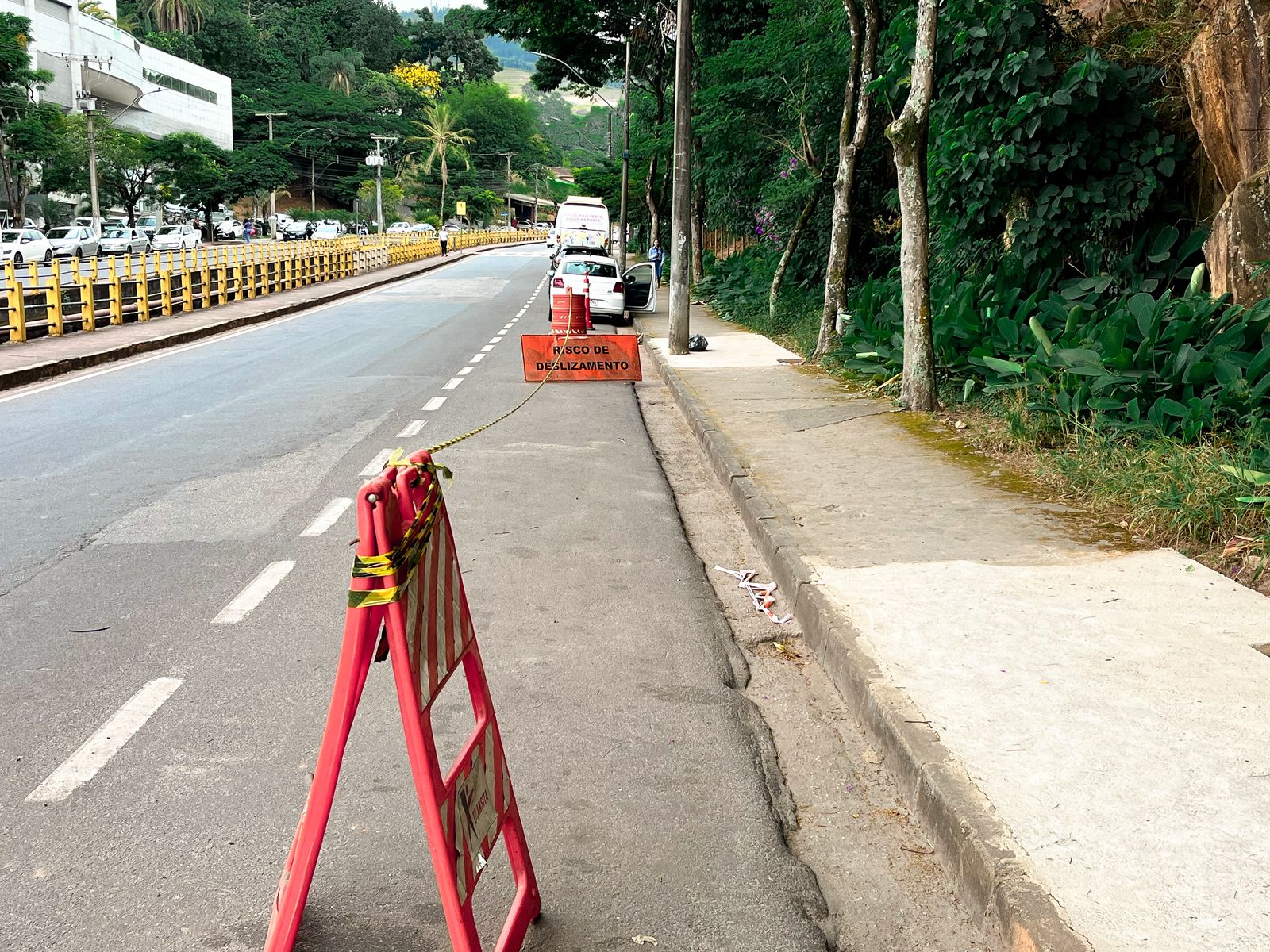 Interdição no estacionamento da avenida Carlos Drummond de Andrade segue sem solução