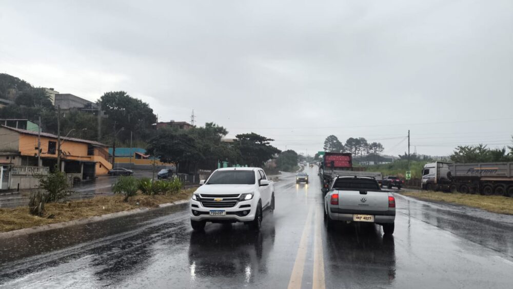 Obras de infraestrutura e chuva complicam o trânsito na BR-381 nesta sexta-feira