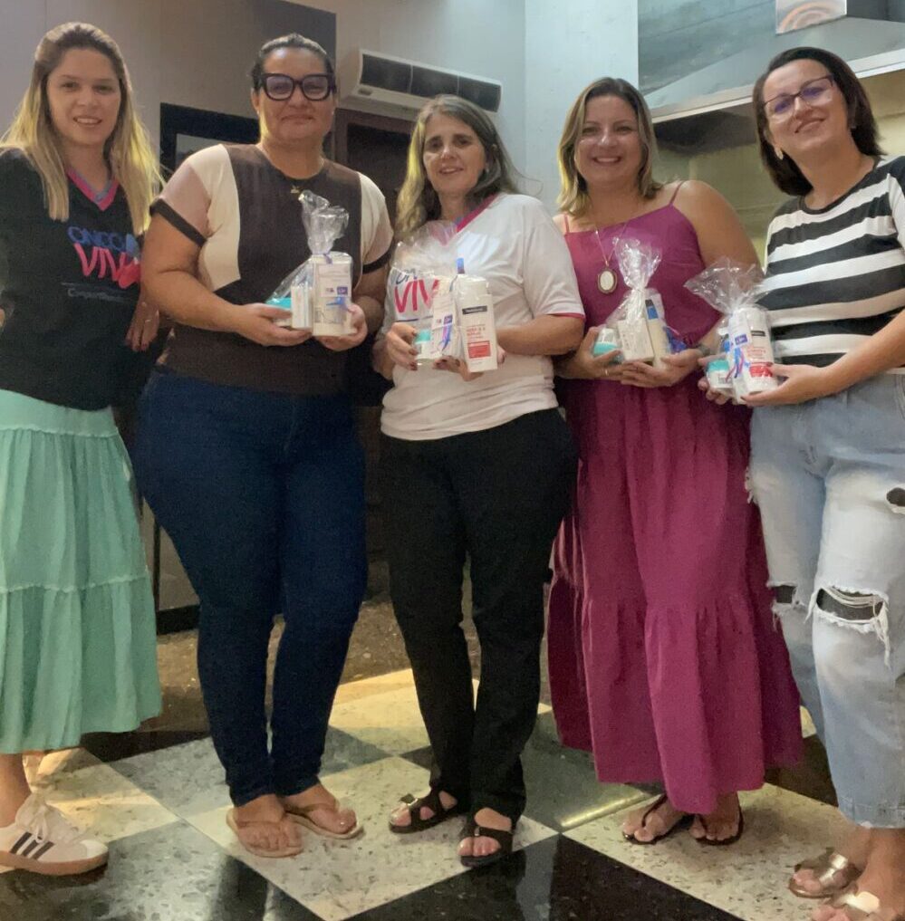 Com objetivo de apoiar instituições e pessoas que necessitam de ajuda, o itabirano Felipe Horta promove anualmente a campanha "Luz de Lu". A última edição do projeto, realizada no final de 2024, resultou na arrecadação de R$ 9.867,25 — e que se transformaram em 83 kits dermatológicos repassados à Associação Oncoviva, que assiste pacientes oncológicos em Itabira.     <!--<div class="leiamaisshortcode" style="display: block">        <a href="https://onelink.to/dky8hj" target="_blank">            <h4 style="color: #ee1c25;font-weight: bold;margin-bottom: 20px;" class="leiamaish4">+ Escolha temas e receba notificações de notícias em tempo real; baixe o App DeFato</h4>        </a>    </div>-->    <div class="leiamaisshortcode" style="display: block">                   <span style="color: #ee1c25;font-weight: bold;margin-bottom: 20px;" class="leiamaish4"><a href="https://instagram.com/defatoonline" target="_blank"><h4 style="color: #ee1c25;font-weight: bold;margin-bottom: 20px;" class="leiamaish4">+  Acompanhe as últimas notícias da DeFato no Instagram</h4></a></span>            </div>    <div class="leiamaisshortcode" style="display: block">                <span style="color: #ee1c25;font-weight: bold;margin-bottom: 20px;" class="leiamaish4"><a href="https://www.youtube.com/@DeFatoOnlineitabira" target="_blank"><h4 style="color: #ee1c25;font-weight: bold;margin-bottom: 20px;" class="leiamaish4">+  Assista aos conteúdos do canal da DeFato no YouTube</h4></a></span>    </div>     "Essa última campanha teve um período mais longo de arrecadação, mas ela foi satisfatória como nos anos anteriores. Colocamos uma meta de R$ 10 mil, que não é um valor tão alto, mas como as doações são muito pulverizadas, uma pessoa doa R$ 10, R $ 5 e a outra doa R$ 100, R$ 150, então demora-se a conseguir atingir essa meta", conta Felipe Horta. Mas antes de chegarmos nessa meta, já tínhamos alinhado com a Oncoviva quais eram os principais medicamentos e as necessidades desses pacientes oncológicos para a gente poder converter esse valor arrecadado na compra desses medicamentos. Então, quando a gente bateu a meta, fizemos uma cotação no mercado e compramos esses medicamentos pelo melhor custo-benefício, claro, levando em consideração a qualidade deles também, e a aprovação da própria Oncoviva", completa. Neste ano, os valores arrecadados pelo projeto "Luz de Lu" foram convertidos em protetor solar e outros medicamentos e itens para cuidados com a pele dos pacientes oncológicos. Ao todo, foram montados 83 kits dermatológicos que foram destinados para pessoas em tratamento e que não tem condições financeiras de comprá-los, já que são produtos considerados caros. "Finalizamos com sucesso mais uma vez a campanha", afirma Felipe Horta.