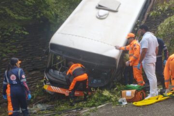 Ônibus despenca em avenida de Ipatinga e sete pessoas ficam feridas