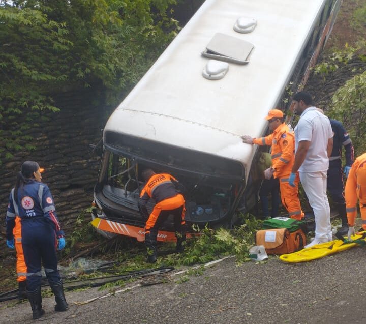 Ônibus despenca em avenida de Ipatinga e sete pessoas ficam feridas
