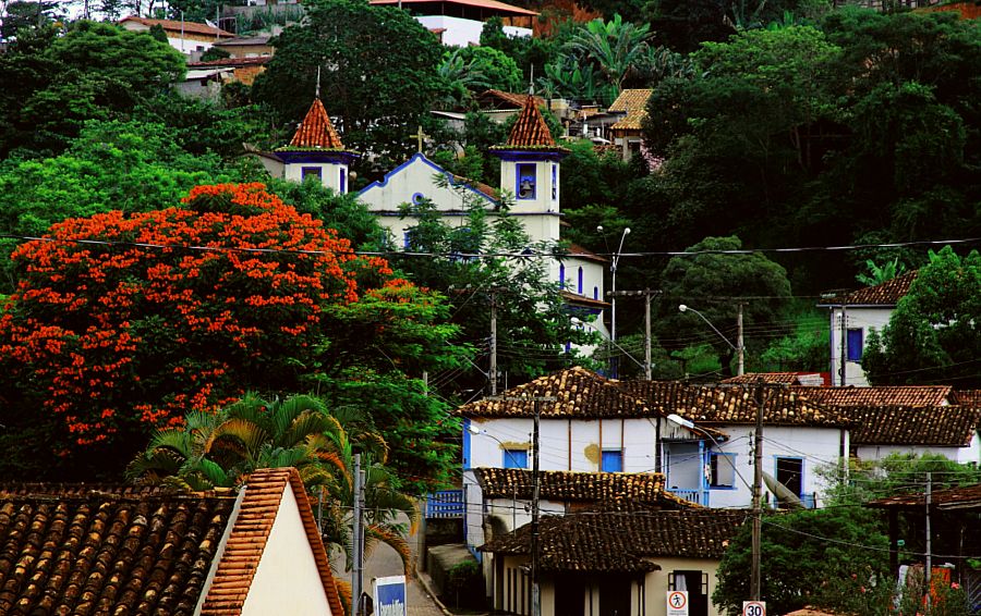 Mistério: moradores de Ipoema ficam intrigados com “bola de ouro” que ilumina as noites no distrito