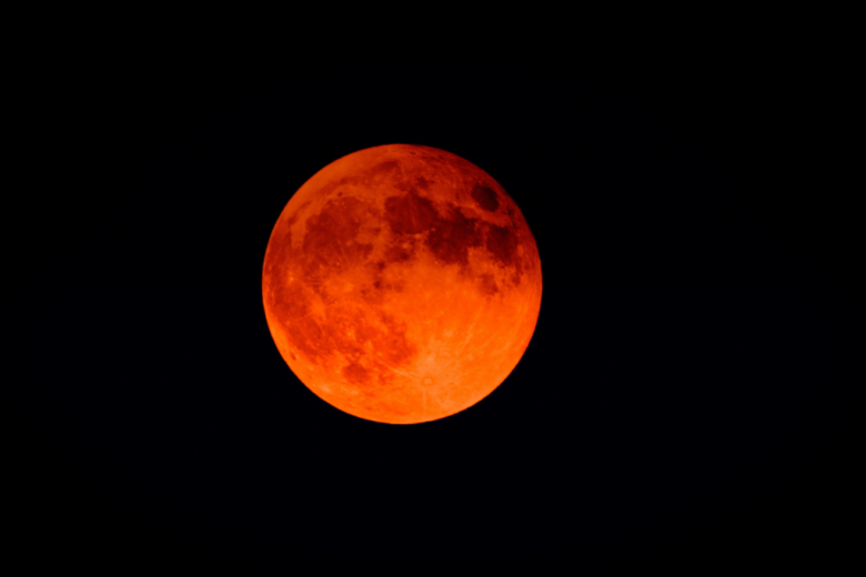 Lua de sangue: eclipse lunar total ocorre neste domingo
