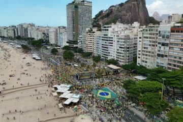 Bolsonaro pede por anistia e critica o STF, em ato
