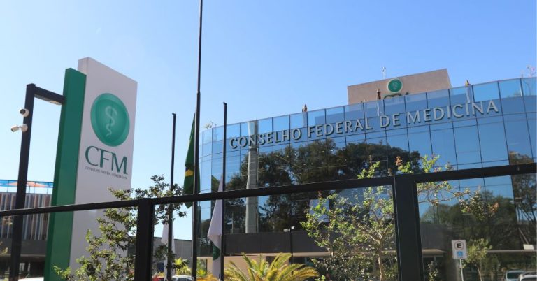 Polêmica na saúde! CFM contesta resolução do CFF que autoriza farmacêuticos a prescrever medicamentos