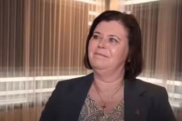 Relacionamento com menor provoca renúncia de ministra da Islândia