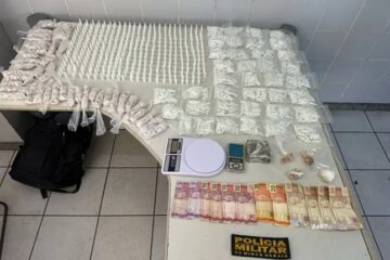Polícia apreende mais de 3 mil pinos de cocaína e pedras de crack em operação na Grande BH